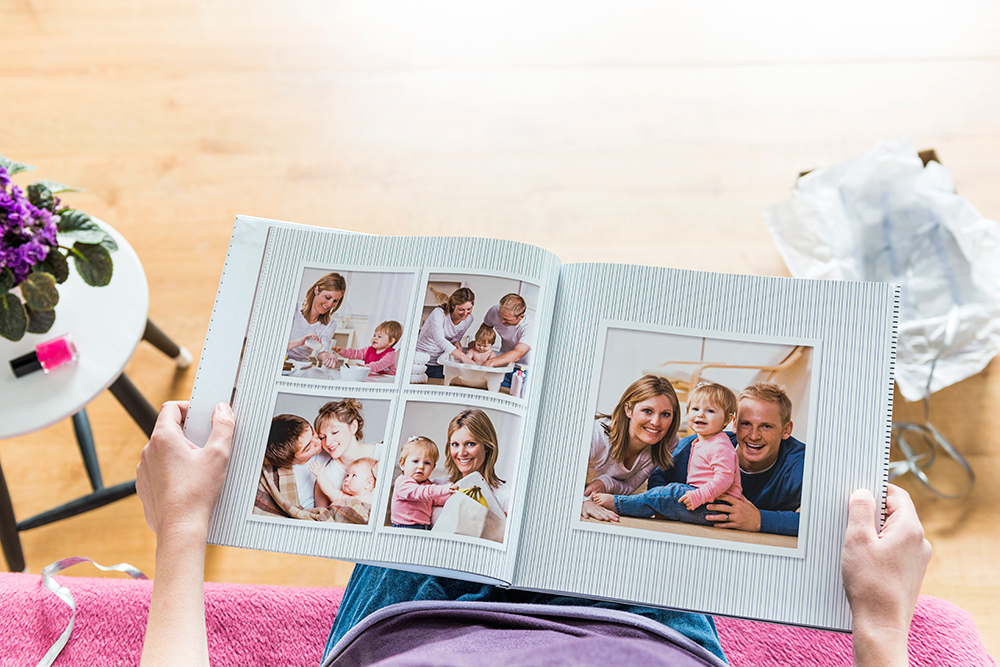 pomysły na dzień kobiet - fotoksiążka ze zdjęciami rodziny lub przyjaciół