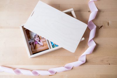 Pudełko ze zdjęciami to fajny pomysł na własnoręcznie wykonany prezent