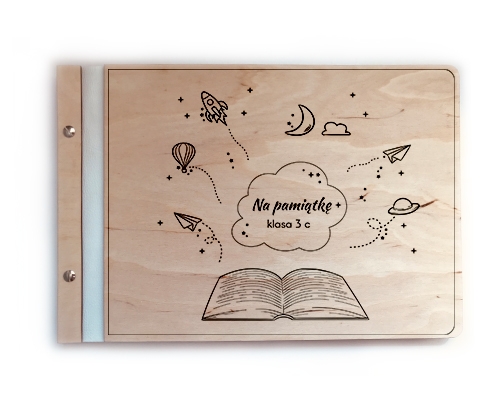 drewniany album na zdjęcia jako prezent dla nauczyciela na koniec roku